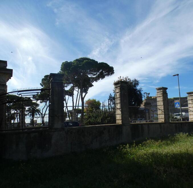 Parco delle Crociere: ex gioiello del verde oggi in trappola fra le transenne 