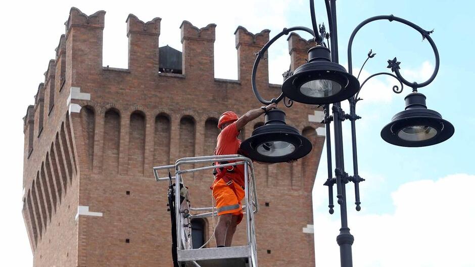 Bollette, l’urlo dei Comuni: «Presto finiremo i soldi»