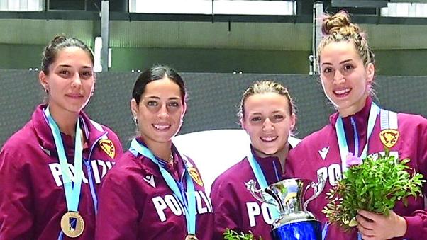 La squadra di spada femminile delle Fiamme Oro che a Cagliari si è laureata campionessa d’Europa