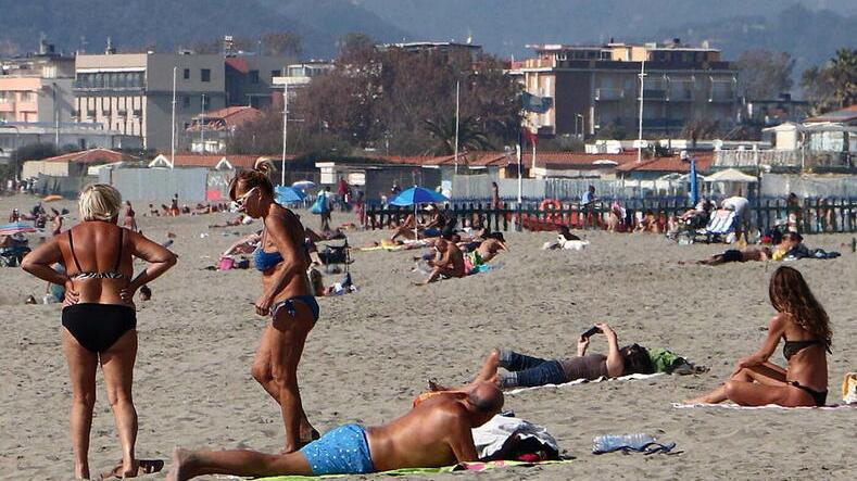 Il mare d’inverno è un successo I balneari: apriamo fino novembre