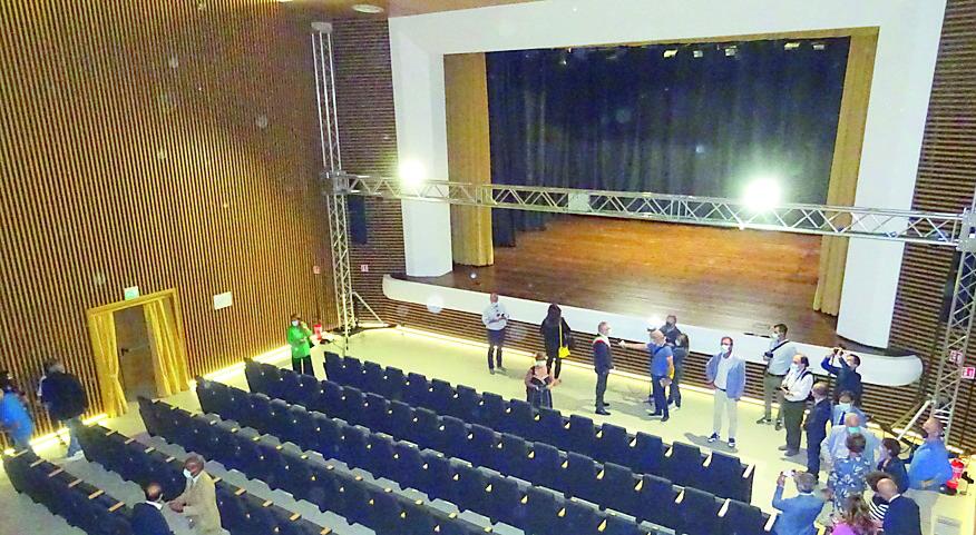 
	Il palco del cine teatro Astra a Sassari

