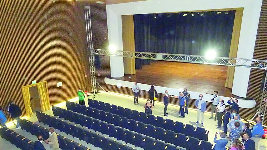 Il palco del cine teatro Astra a Sassari