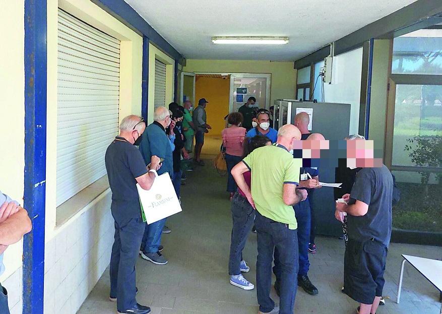 
	Con i nuovi orari si creano lunghe code per i tanti cittadini che a volte aspettano per ore il proprio turno

