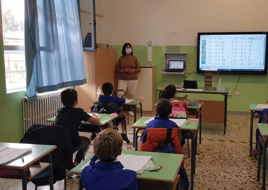 Nelle scuole galluresi mancano insegnanti, istituti nel caos e famiglie nei guai 