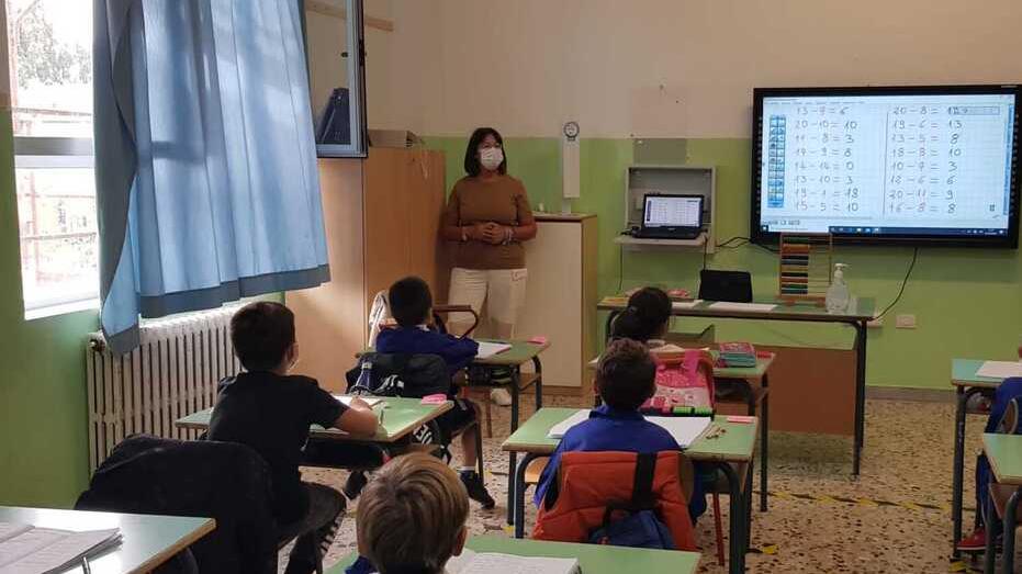 Nelle scuole galluresi mancano insegnanti, istituti nel caos e famiglie nei guai