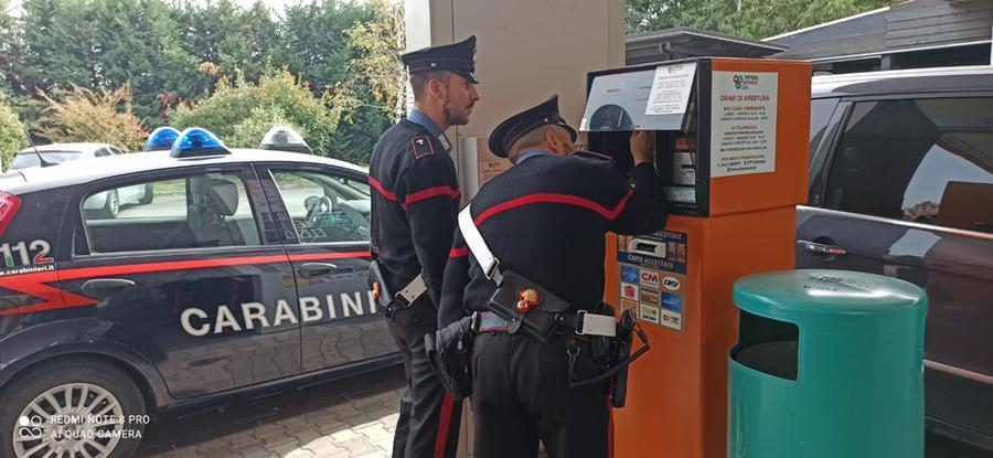 Clonavano card per sottrarre carburante alle aziende, due uomini arrestati