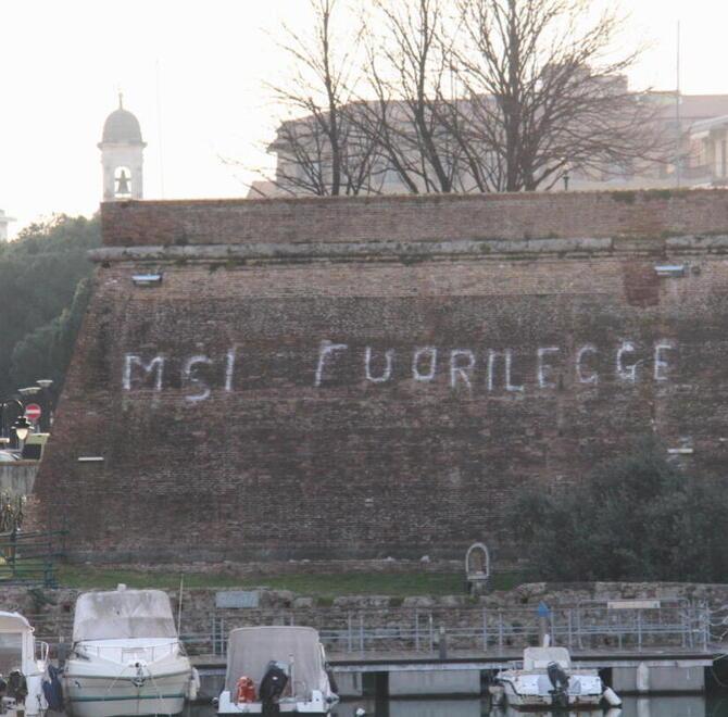 Msi fuorilegge sulla Fortezza: «Quando fu ideata, la scritta era diversa. Ecco l'originale» 