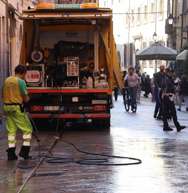 La spazzatrice di Iren perde olio e il centro diventa uno scivolo