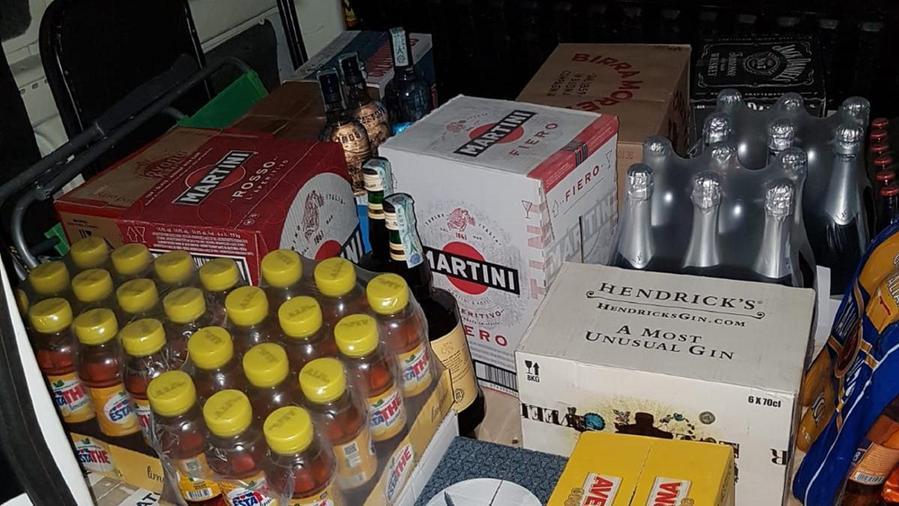 Ruba 3.000 euro di alcol: livornese di 66 anni finisce in carcere
