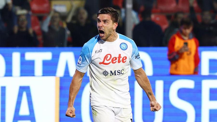 Il Napoli non molla mai, 4-1 alla Cremonese e primato in campionato