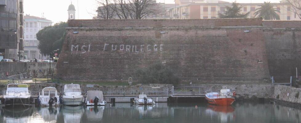 "Msi Fuorilegge", la scritta antifascista che divide Livorno tra chi vuole cancellarla e chi la difende