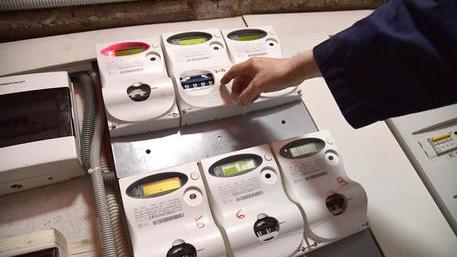 Lampade a led e occhio al frigo, tutti i trucchi per risparmiare. L’esperto: «Nelle mezze stagioni meglio la pompa di calore»