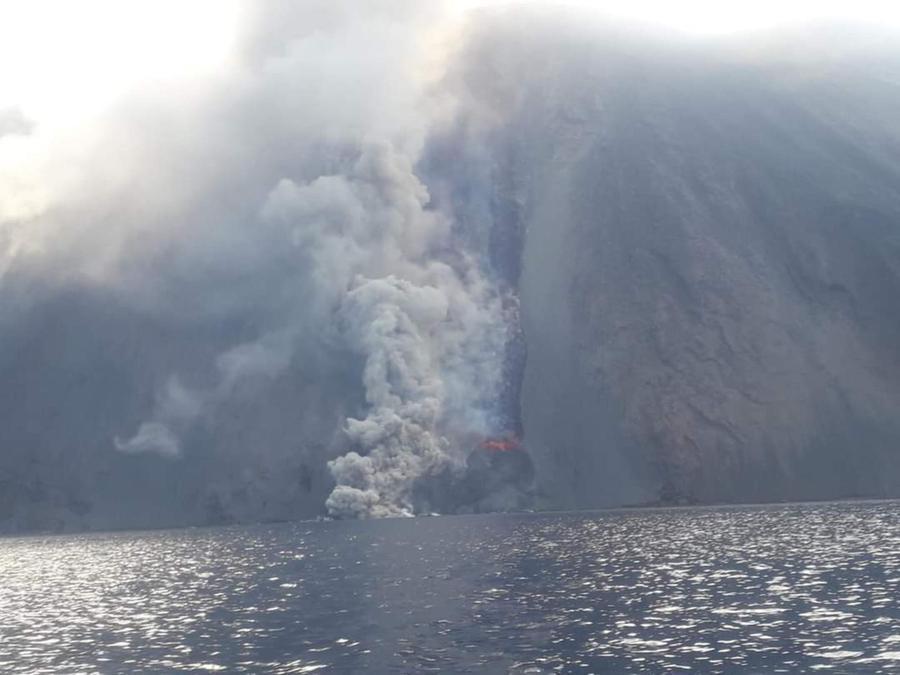 Il Vulcano Stromboli Erutta, Alzato Il Livello Di Allerta Il Tirreno