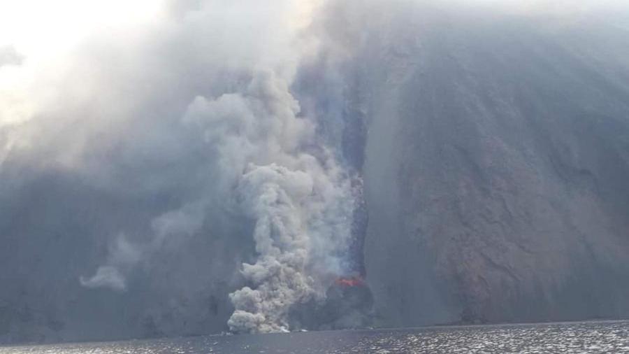 Il vulcano Stromboli erutta, alzato il livello di allerta