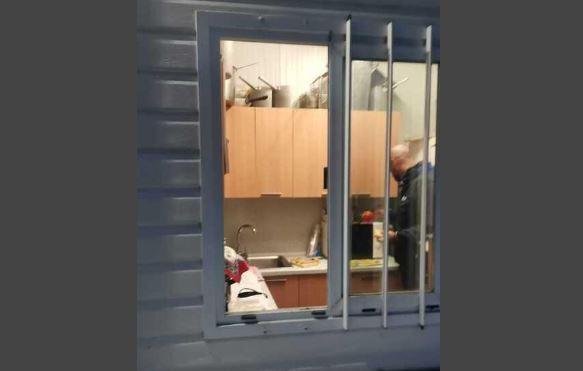 Vandali nella notte alla Club House di Bondeno, rompono tutto e fanno lo spuntino