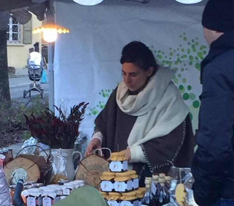 Perde la fede nuziale al mercato contadino. Appello ai clienti: «Cercate fra le noci»