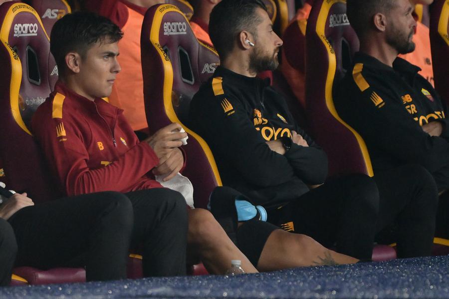 Vittoria Roma senza Joya, 2-1 al Lecce ma Dybala si infortuna