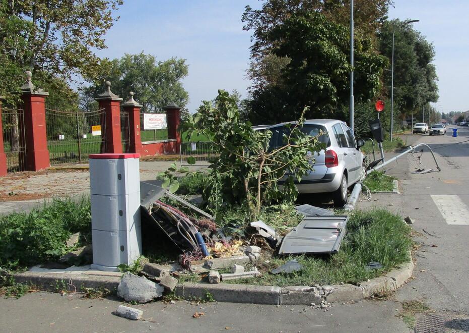 Mirandola. Sbanda e distrugge la cabina 