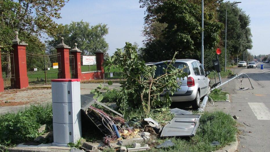 Mirandola. Sbanda e distrugge la cabina