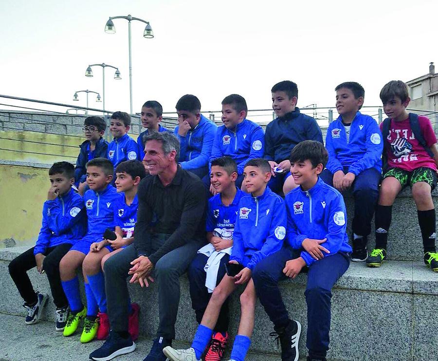 
	Gianfranco Zola&nbsp;a Oliena insieme ad alcuni bambini del suo paese dopo l&rsquo;incontro su Gianni Mura alla rassegna Leggere lo sport

