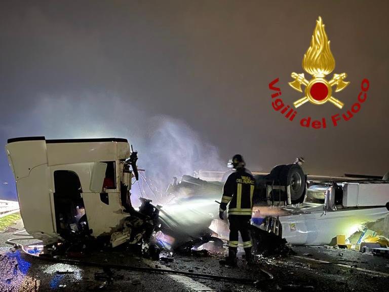 Tir di traverso in A11: chiuso tratto nel Pistoiese
