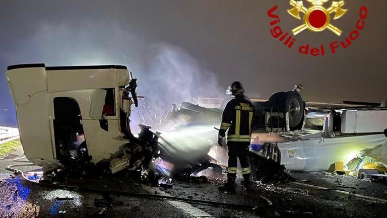 Tir di traverso in A11: chiuso tratto nel Pistoiese