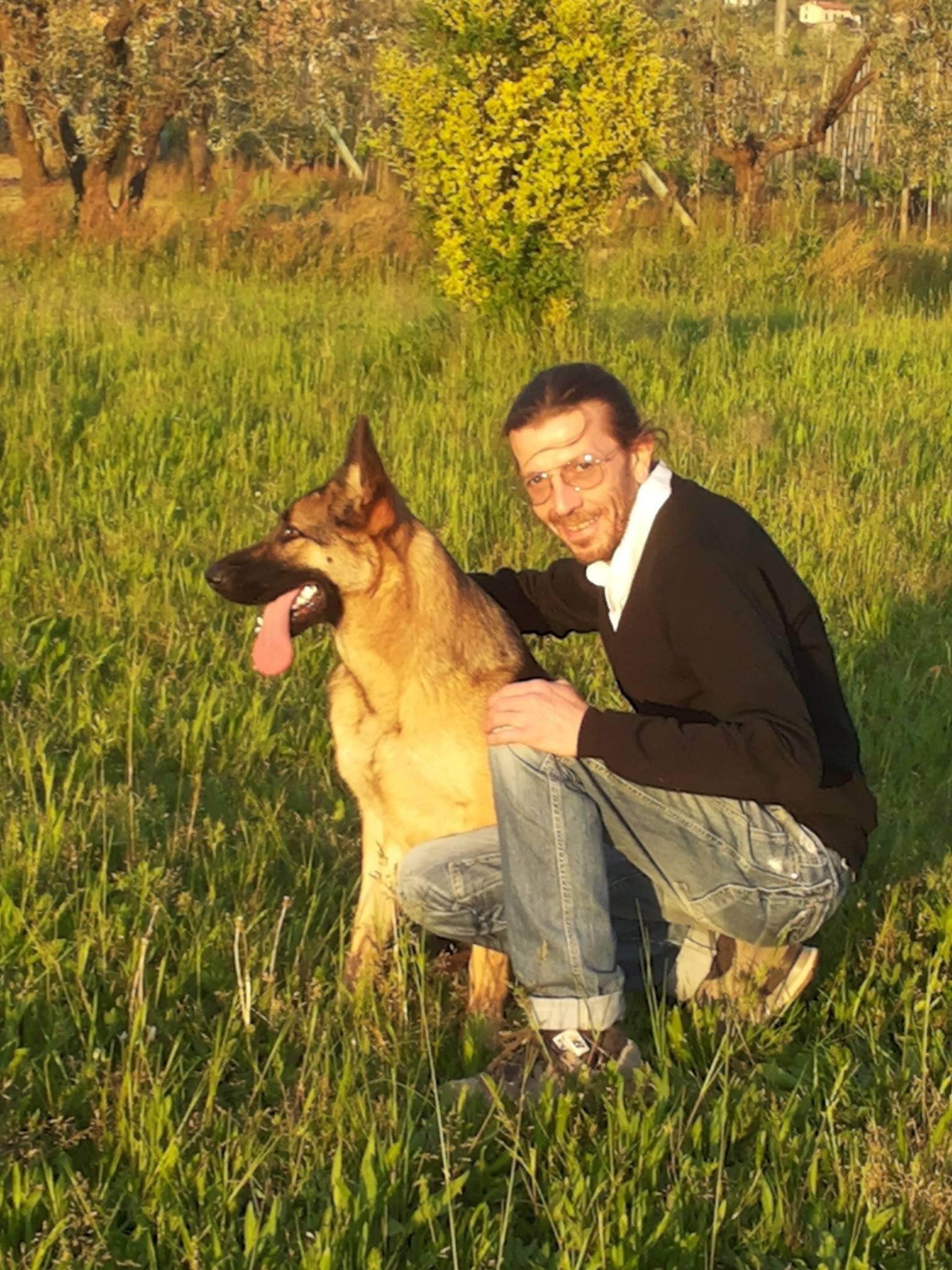 Gianluca Rapi in una foto di pochi anni fa insieme al suo cane