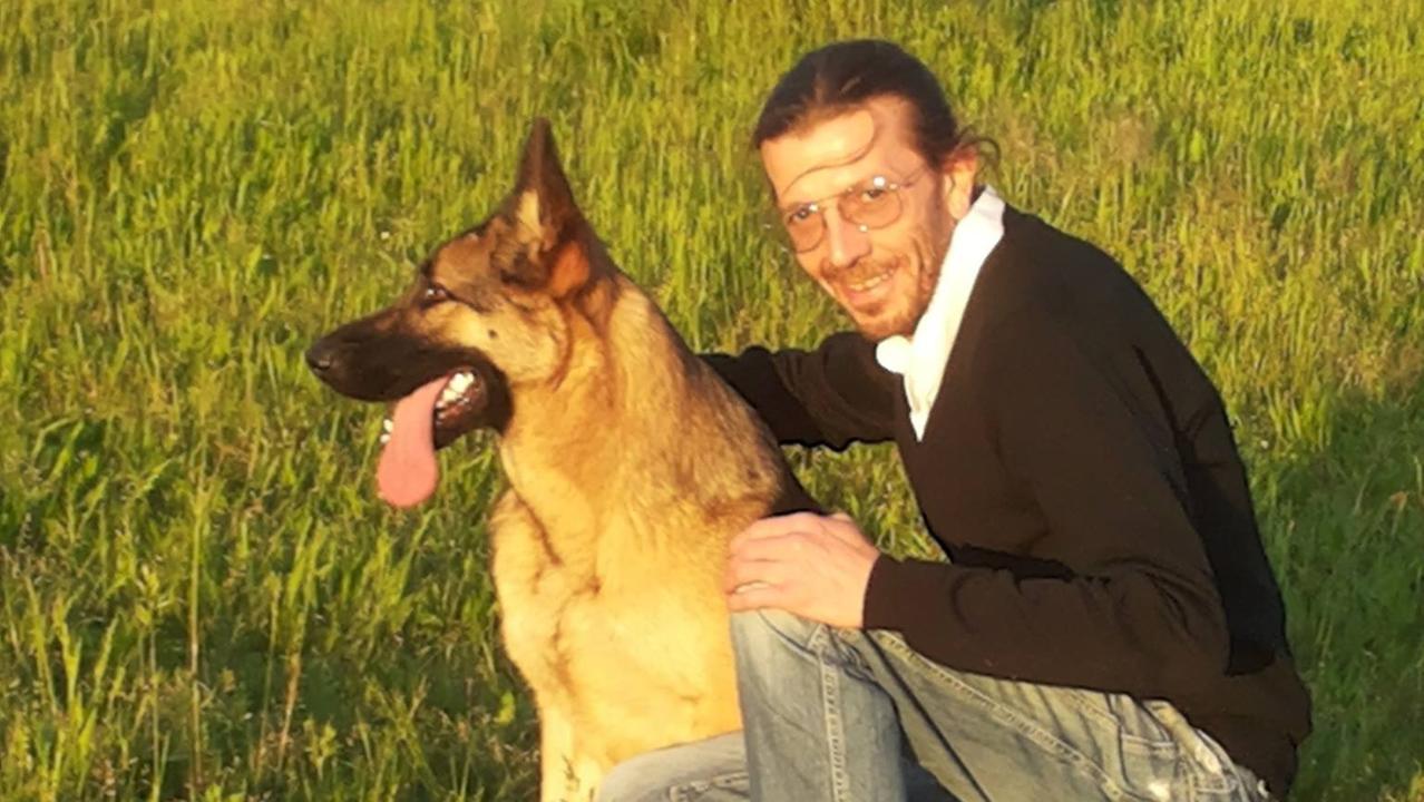 Gianluca Rapi in una foto di pochi anni fa insieme al suo cane