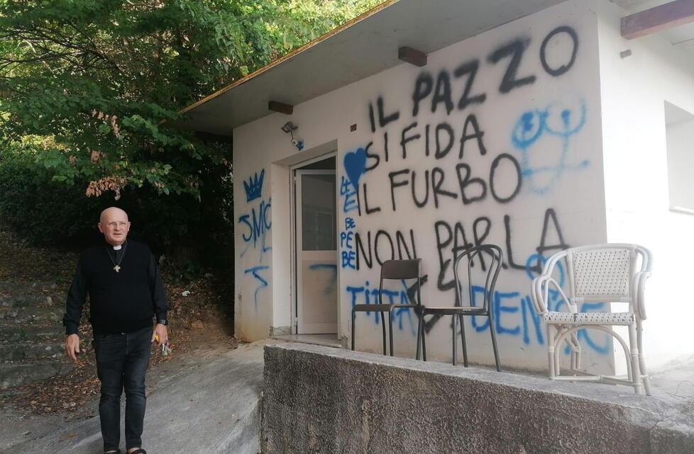 Don Stefano Lagomarsini ha denunciato pubblicamente i vandalismi ai bagni pubblici