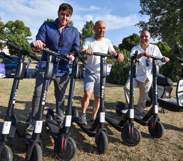 Il country  manager Reby Alessandro Polverino, Fabio Bambagioni del servizio di assistenza e il city manager Reby Alessandro Roncolini (foto Agenzia Bf)