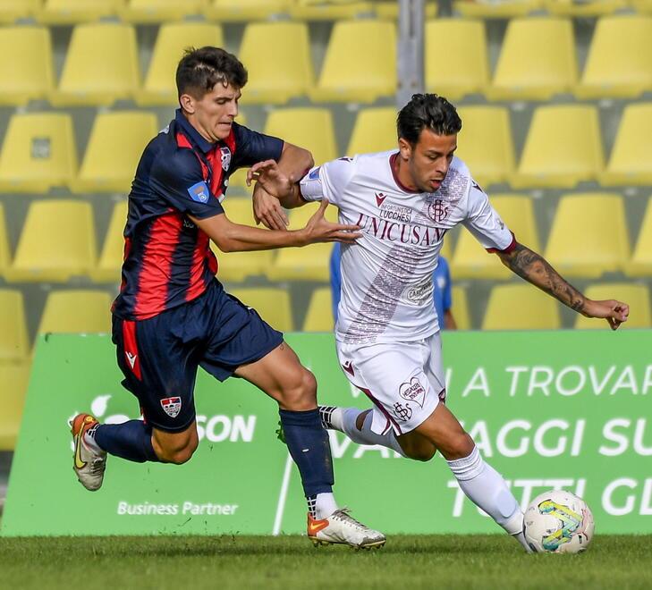 Un’azione di gioco durante la gara tra Livorno e Mobilieri Ponsacco finita 1-0 peri labronici grazie a un gol da 25 metri di Maresca segnato al 95 (foto Masini/Silvi)