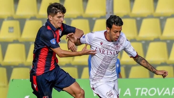 Un’azione di gioco durante la gara tra Livorno e Mobilieri Ponsacco finita 1-0 peri labronici grazie a un gol da 25 metri di Maresca segnato al 95 (foto Masini/Silvi)