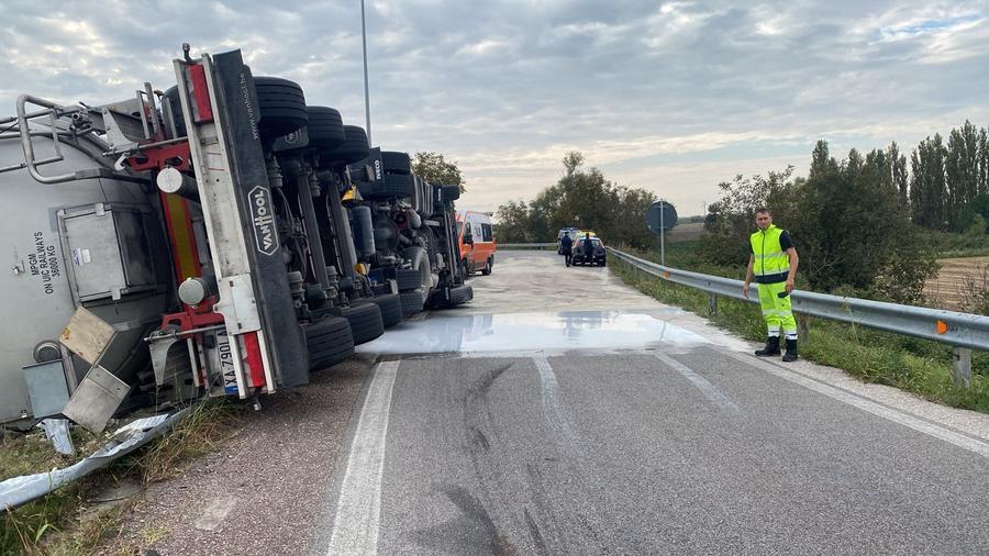 Comacchio, autocisterna piena di colla si ribalta: chiuso lo svincolo della Super