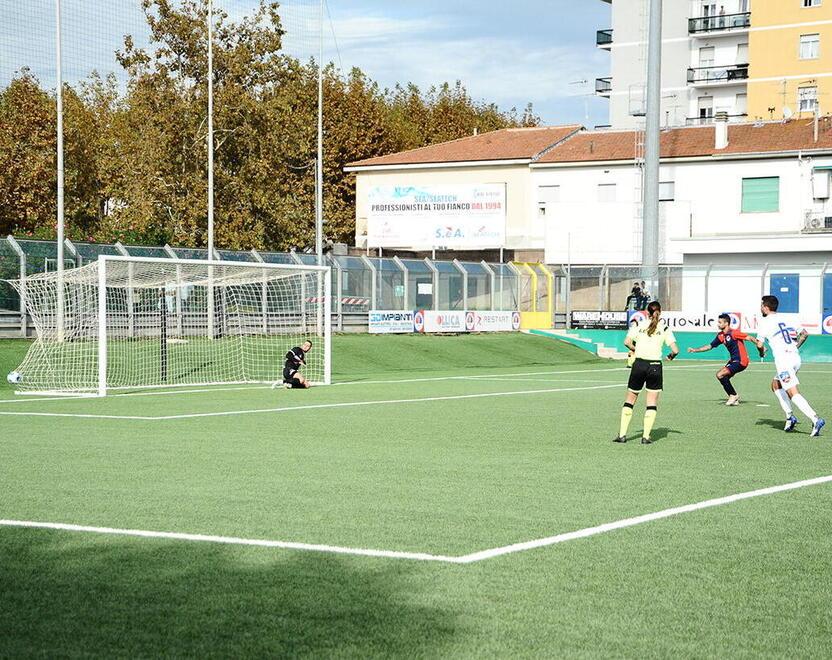 Il calcio di rigore per i rossoblù trasformato da Gabriel Folegnani al 18’ del primo tempo per il fallo in area su Filippo Fiorentini