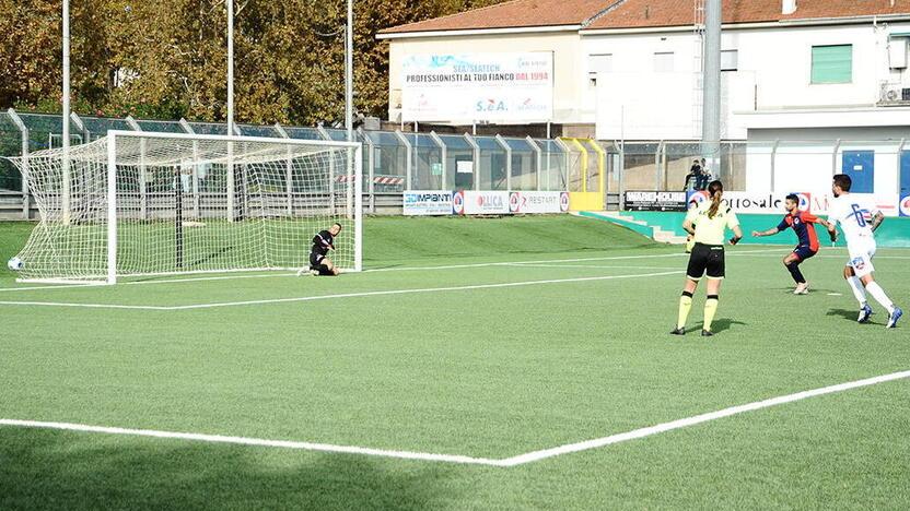 Il calcio di rigore per i rossoblù trasformato da Gabriel Folegnani al 18’ del primo tempo per il fallo in area su Filippo Fiorentini
