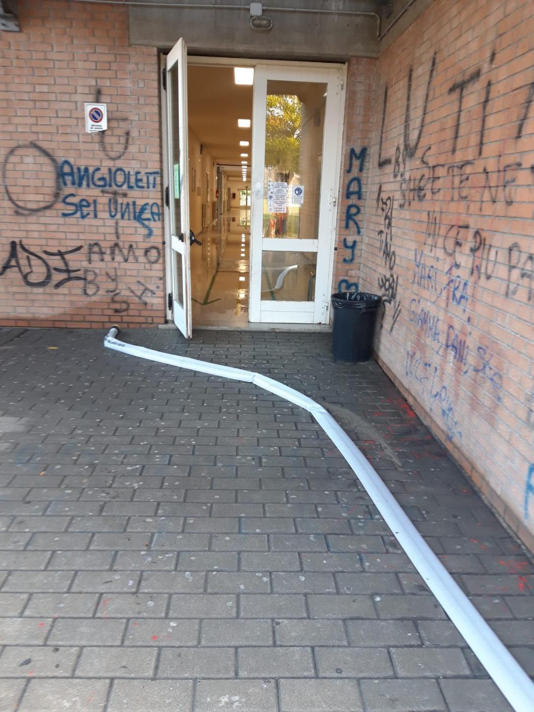 Galvani, si torna a scuola dopo il raid dei vandali