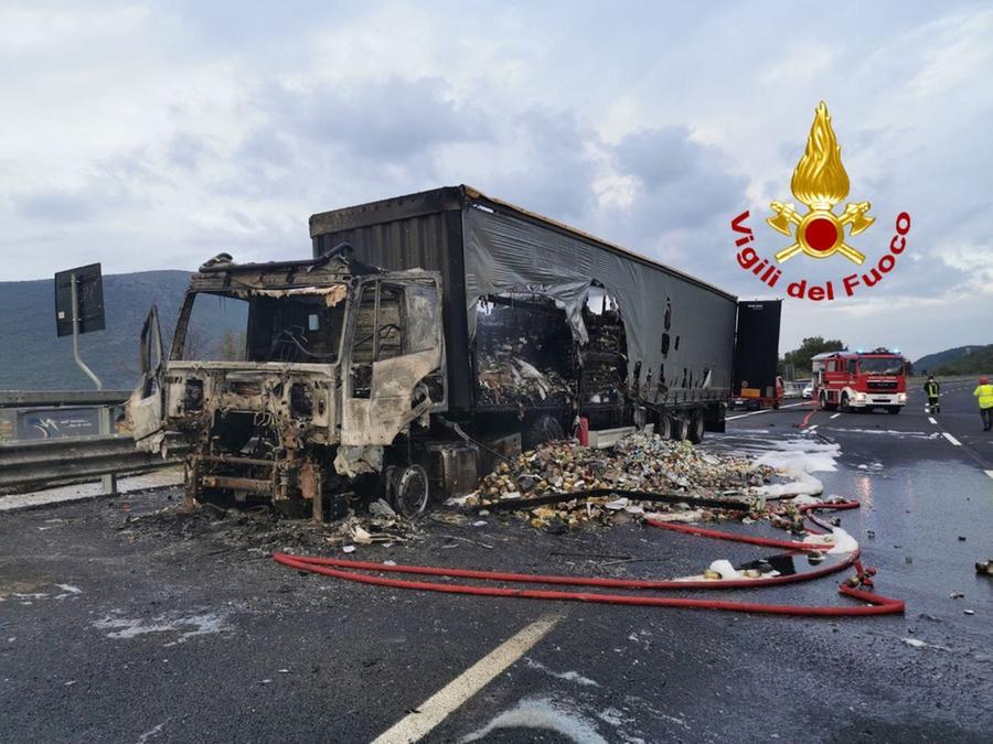 Riaperto il tratto della A1 tra Barberino e Calenzano in direzione Firenze: mezzo pesante in fiamme