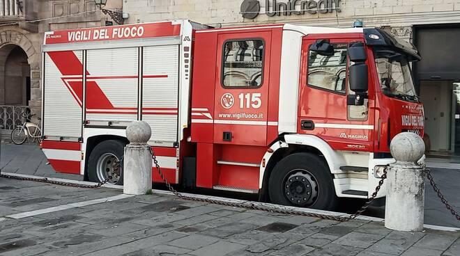 
	I vigili del fuoco, allertati dai vicini, hanno salvato un anziano di notte che era caduto nel suo appartamento

