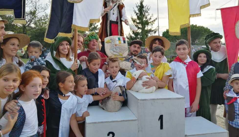 Il Palio del Papero a Fondo di Scesa con 300 persone e un clima di festa