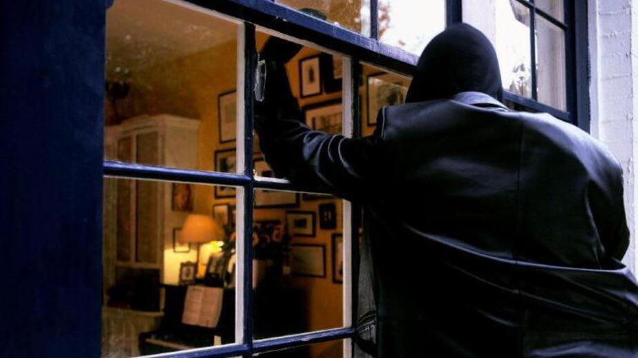 Un ladro tenta di entrare in una casa forzando la finestra (foto archivio)
