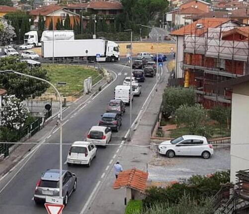 Le code di auto in via del Gallo quest’estate (foto Nucci)