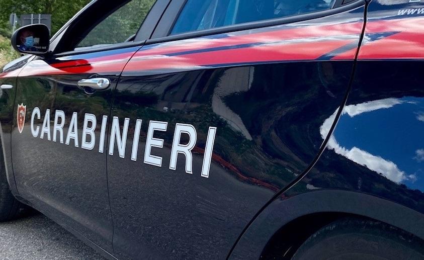 Tortolì, seminudo lancia oggetti sui passanti: arrestato 51enne sassarese