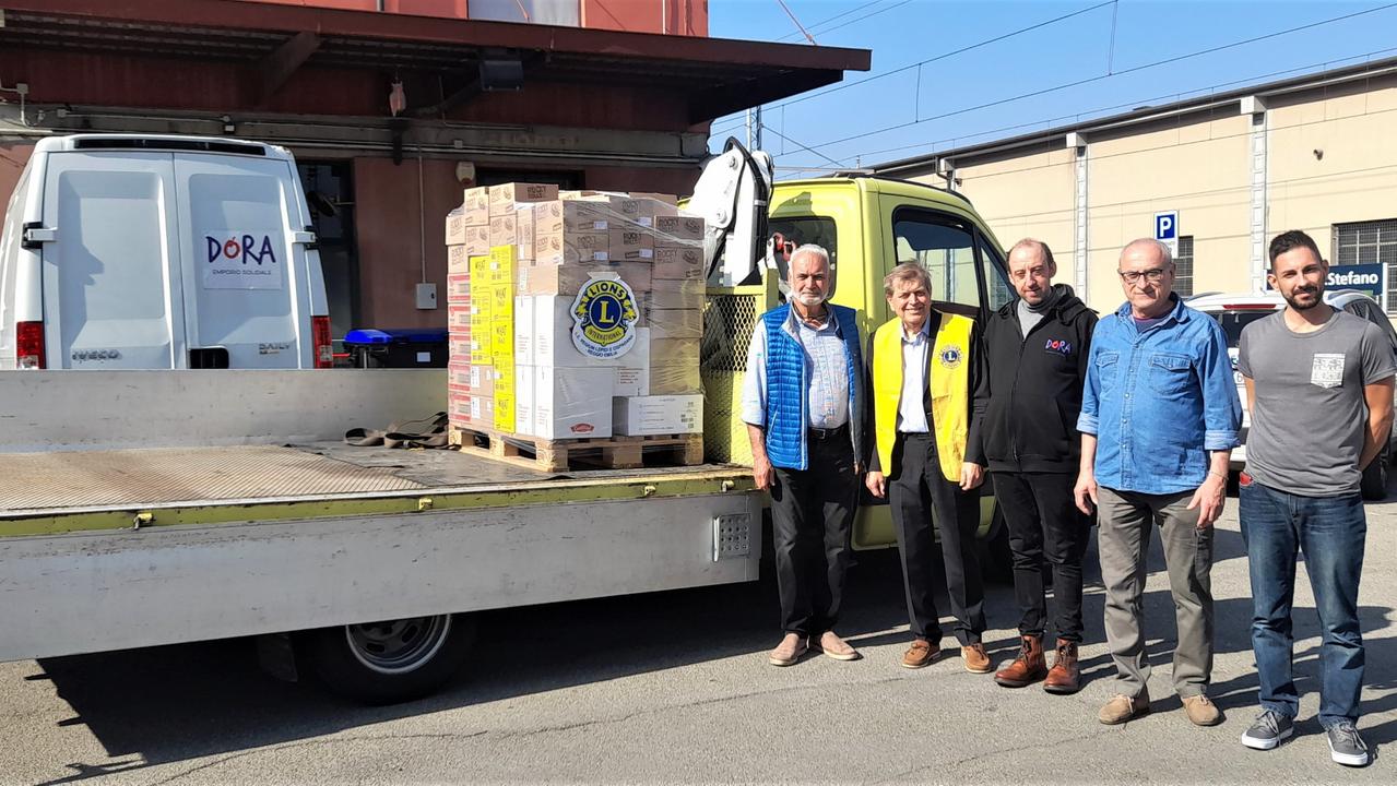I Lions donano cibo all'emporio Dora