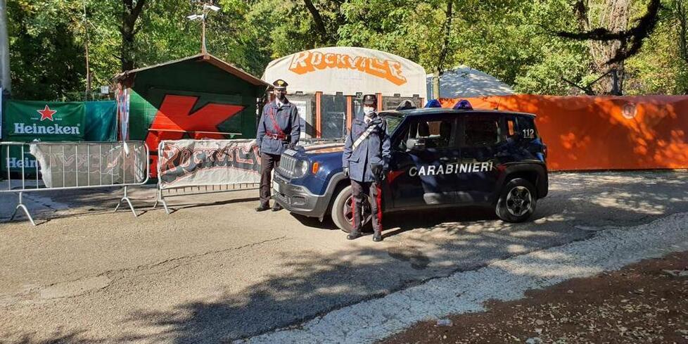 Preso a sassate davanti al Rockville: si cercano i colpevoli nei filmati