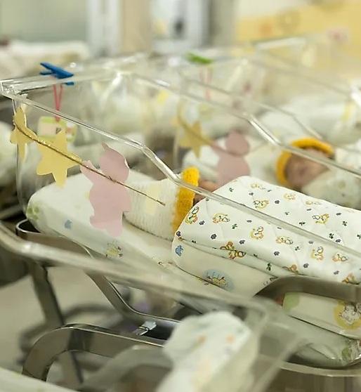 Pochi figli e madri over 40, l’isola in vetta alle statistiche 
