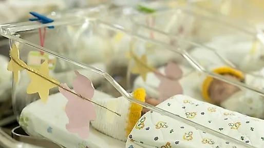 Pochi figli e madri over 40, l’isola in vetta alle statistiche