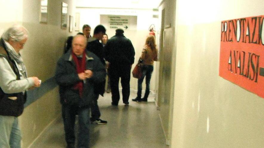 «44 davanti per prenotare gli esami del sangue»