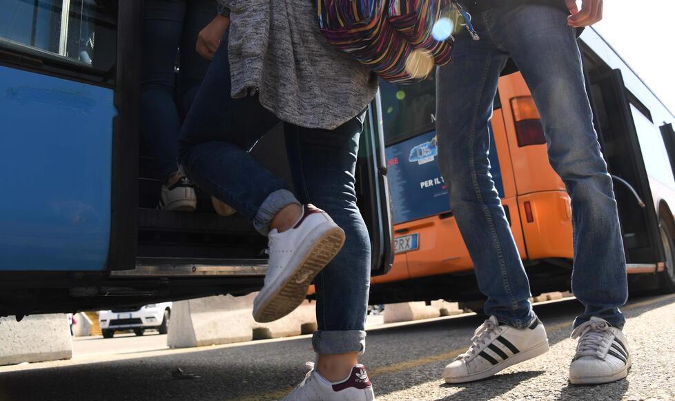 Studenti lasciati a piedi dai bus di linea troppo pieni: «Alla seconda fermata già stracolmi»