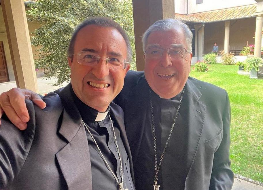 Monsignor Migliavacca (a sinistra) insieme a monsignor Riccardo Fontana al quale subentrerà il 28 novembre ad Arezzo