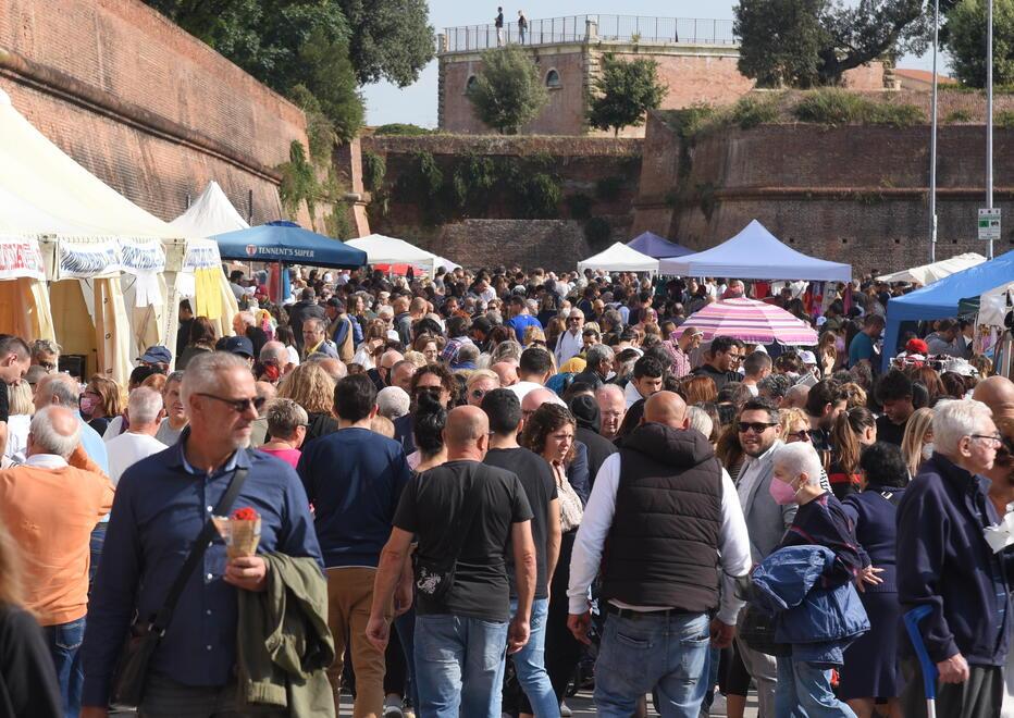Boom per il mercatino dei ragazzi: 70mila euro donati al Misericordia 